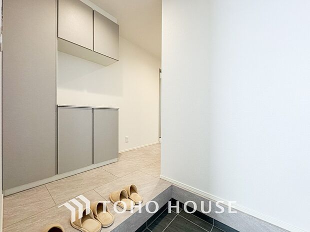 明るく開放感のある玄関。居住者の帰り、訪れる方を優しく迎えてくれます。