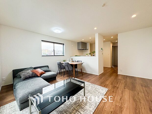 やわらかな陽射しがふりそそぎ、室内に開放感と爽快感をもたらします。