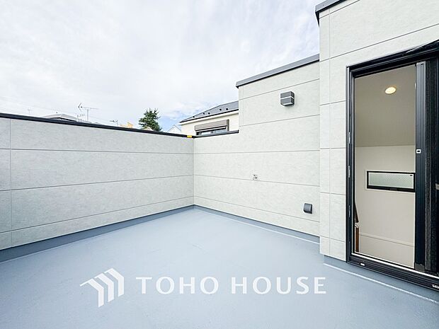 暮らしの中で光と風を演出してくれるバルコニー。