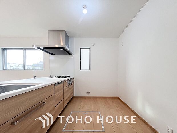 明るい自然光が入る対面キッチン。家族そろってキッチンに立っても調理がしやすい余裕の広さ。