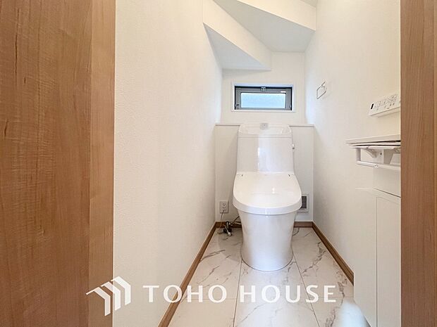 換気と明るさに配慮した清潔感溢れるトイレ。落ち着いた空間で安らぎのひとときをお過ごしいただけます。