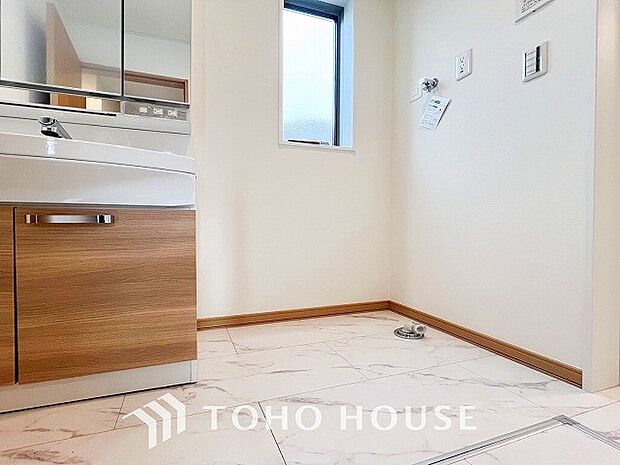 洗濯機を配置しても十分なスペースを確保しております。