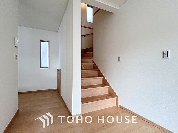 各フロアを結ぶ階段。集いの空間と一人の時間を楽しむプライベートルームをバランスよく繋いでいます。