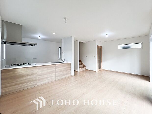 忙しい朝でも、しっかり家族が揃って食事をして頂けるゆとりある大きさのダイニングスペース。