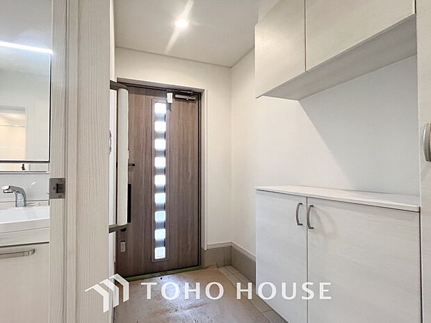 帰り着くたびに洗練されたテイストの空間に迎えられ誇りと喜びを感じる玄関まわりです。