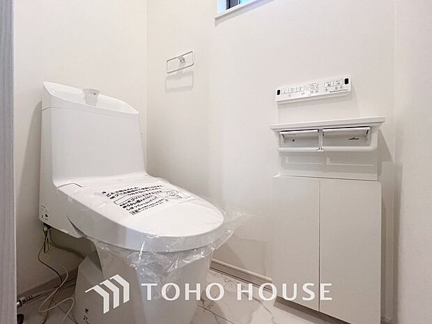 換気と明るさに配慮した清潔感溢れるトイレ。落ち着いた空間で安らぎのひとときをお過ごしいただけます。