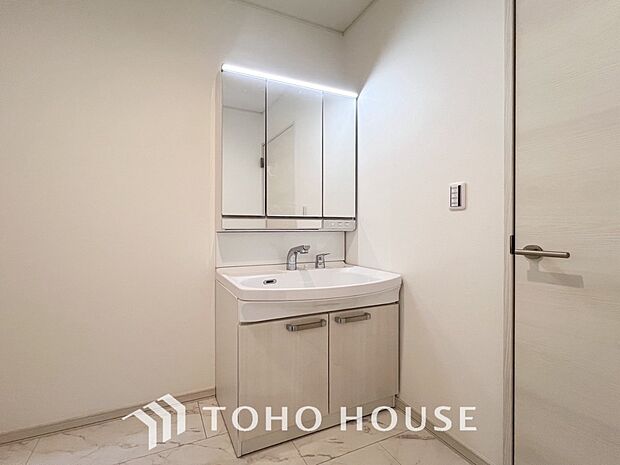 洗面台・洗面所十分な大きさの洗面台は、朝の慌ただしい時間でも余裕とゆとりを感じて頂けます。