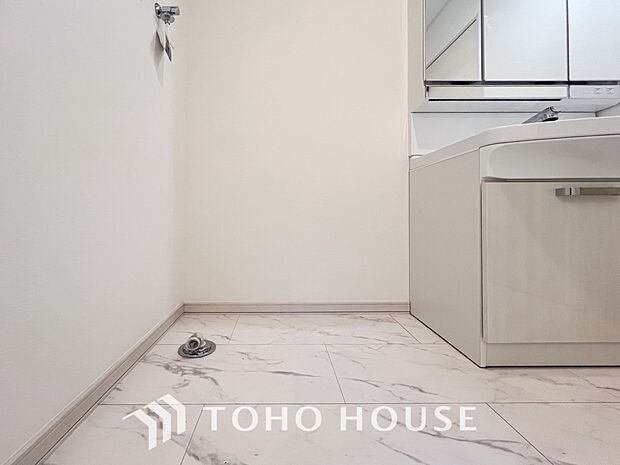 洗濯機を配置しても十分なスペースを確保しております。