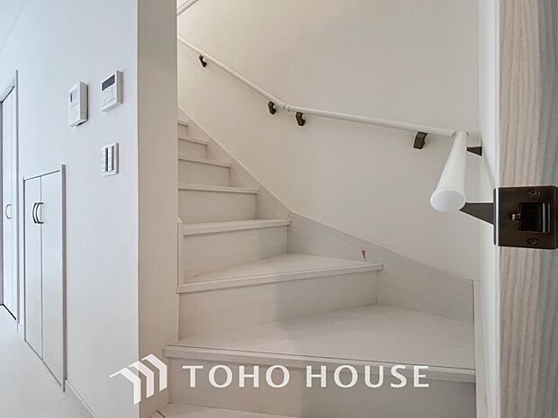 各フロアを結ぶ階段。集いの空間と一人の時間を楽しむプライベートルームをバランスよく繋いでいます。