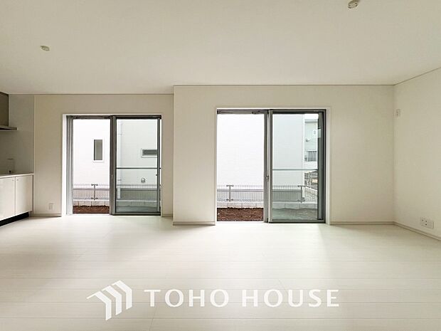 明るく開放的な空間が広がるLDK。室内には豊かな陽光が注ぎ込み、爽やかな住空間を演出。