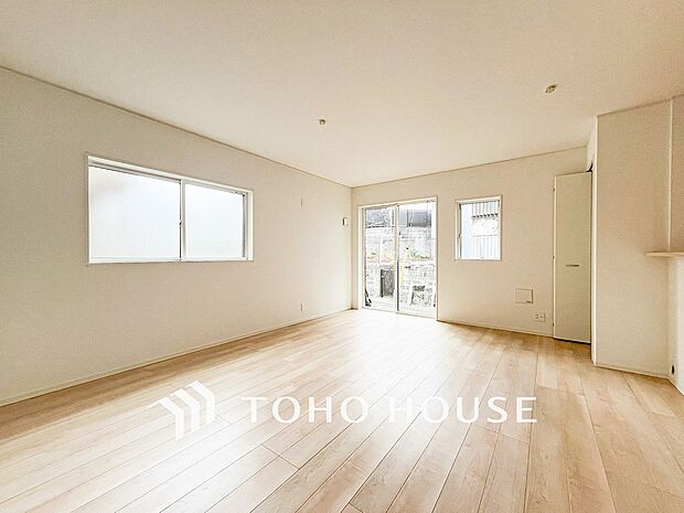 家族と過ごすひと時を溢れる光が優しく包み込むリビングダイニング。