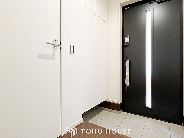 帰り着くたびに洗練されたテイストの空間に迎えられ誇りと喜びを感じる玄関まわりです。