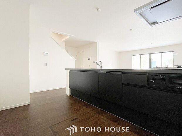 お手入れのしやすいすっきりしたシステムキッチンを採用しました。