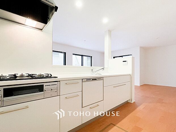 機能的で使い勝手のよさそうなキッチン。明るく清潔感があります。