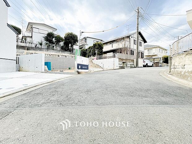 前面道路含む現地写真『快適』は「家」と「街」と「環境」が調和した時に訪れるだと改めて感じさせてくれます。