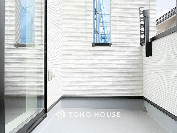 暮らしの中で光と風を演出してくれるバルコニー。