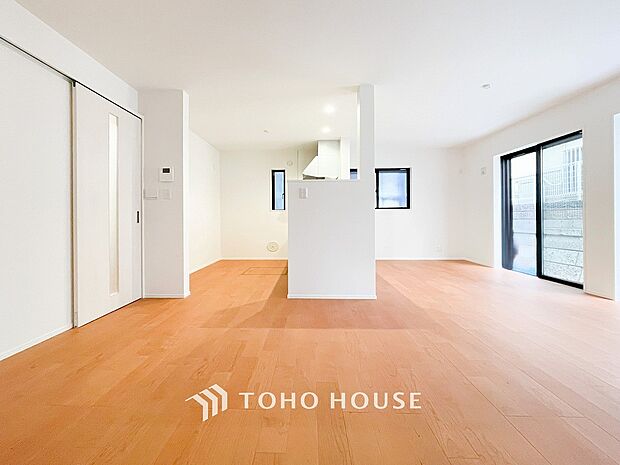 光と風があふれる開放的なリビングダイニングには自然と家族みんなが集まってきます。