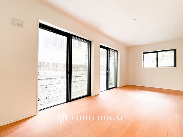 やわらかな陽射しがふりそそぎ、ゆったりした時間が流れる室内。