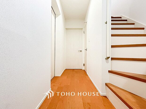 パブリックゾーンとプライベートゾーン繋ぐ階段。豊かな陽光が注ぎ込み、爽やかな住空間を演出。