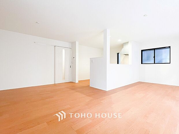 忙しい朝でも、しっかり家族が揃って食事をして頂けるゆとりある大きさのダイニングスペース。