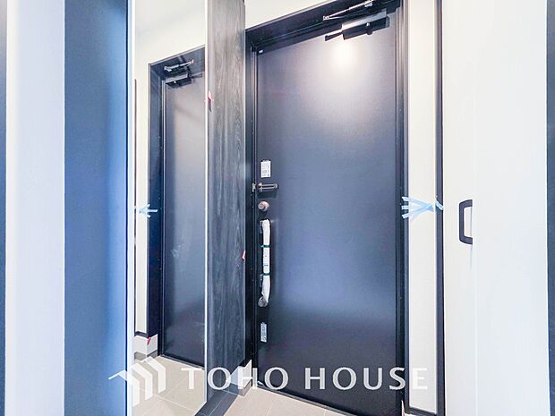 大型シューズボックスはミラー付でお出かけ前の身だしなみチェックに便利です。