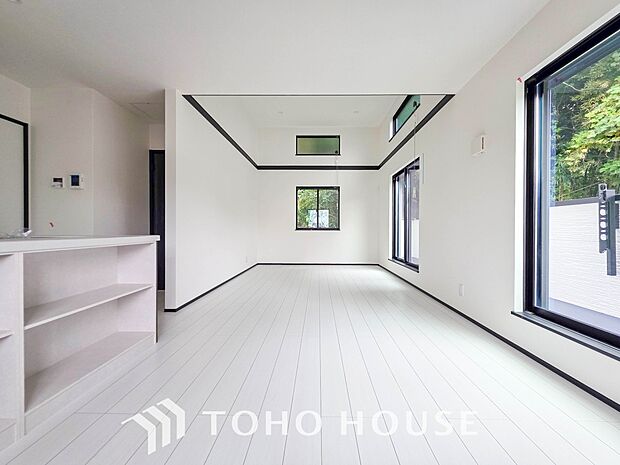 光と風があふれる開放的なリビングダイニングには自然と家族みんなが集まってきます。