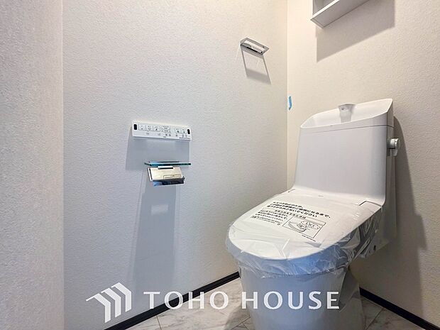 トイレはシンプルにホワイトで統一した温水洗浄付です。