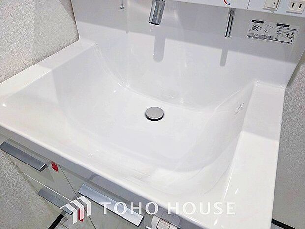 洗面台・洗面所十分な大きさの洗面台は、朝の慌ただしい時間でも余裕とゆとりを感じて頂けます。