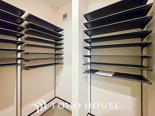 シューズクロークも完備でご家族のたくさんの靴もしっかり収納できます。