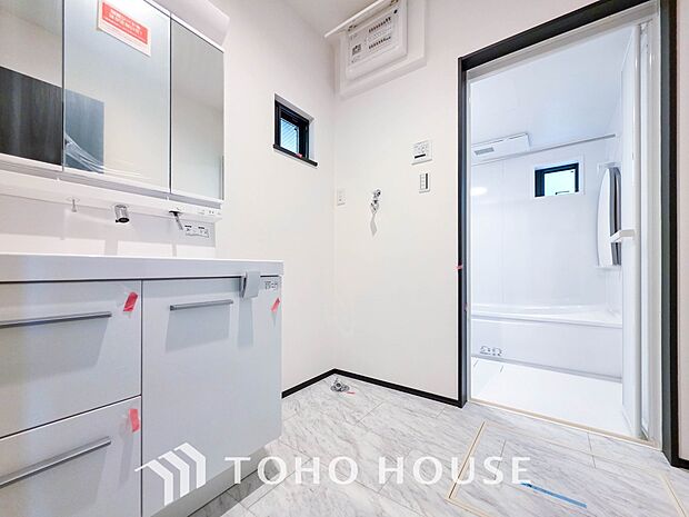 清潔感のあるカラーで統一されたプライベート空間は、身だしなみチェックや肌のお手入れに最適です。