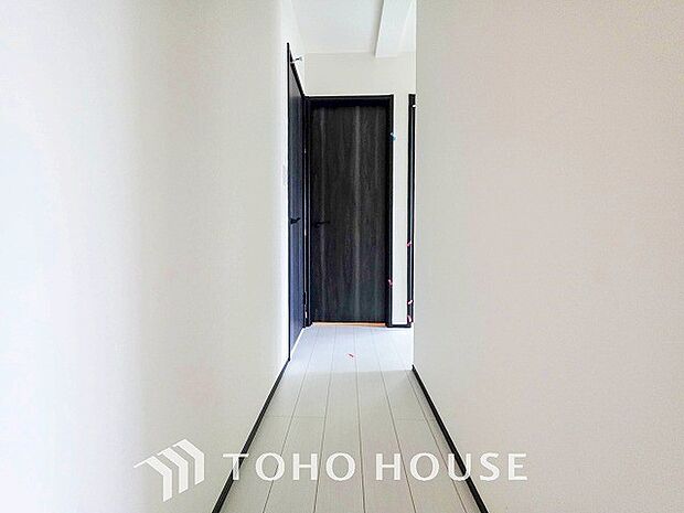 上質感漂う廊下。居住者の帰り、訪れる方を優しく迎え安らぎに満ちた生活空間を予感させます。