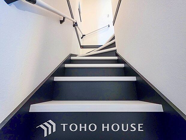 各フロアを結ぶ階段。集いの空間と一人の時間を楽しむプライベートルームをバランスよく繋いでいます。