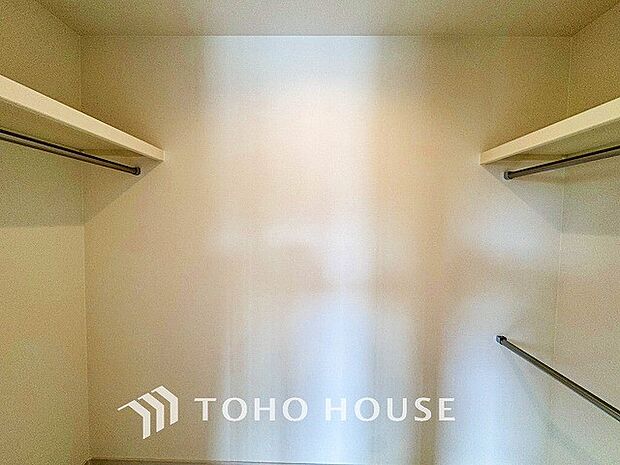 普段使わない季節用品やトランクなど大きなものもラクラク収納できる広さがございます。