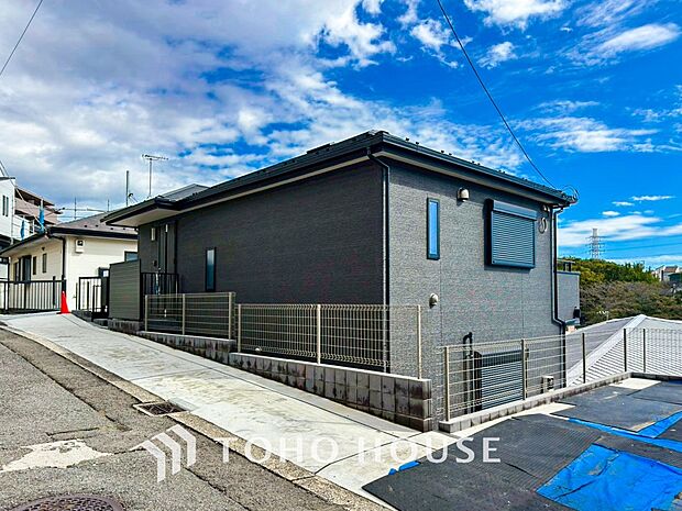 時代の流れに惑わされないシックなカラートーンで街並みに溶け込む外観。