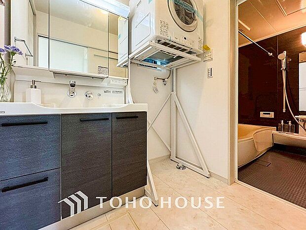 落ち着いた空間を演出するカラーと、ゆったりお使い頂ける広さが魅力のパウダールーム。