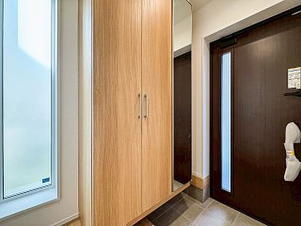 帰り着くたびに洗練されたテイストの空間に迎えられ誇りと喜びを感じる玄関まわりです。