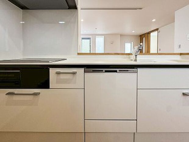 お手入れのしやすいすっきりしたシステムキッチンを採用しました。