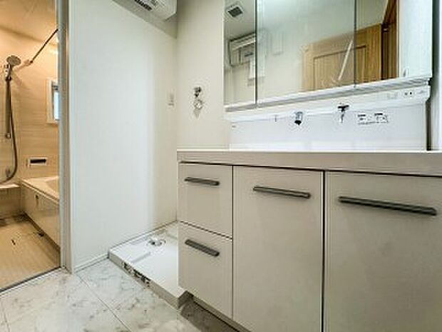 洗面台・洗面所パウダールームはナチュラルな雰囲気で清潔な印象。