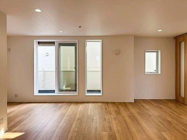 家族と過ごすひと時を溢れる光が優しく包み込むリビングダイニング。