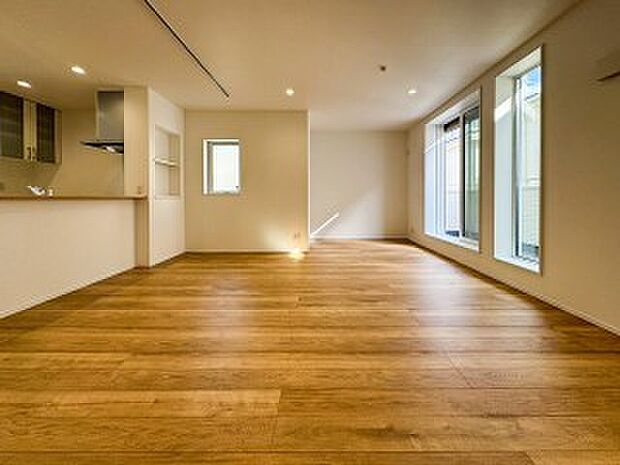 忙しい朝でも、しっかり家族が揃って食事をして頂けるゆとりある大きさのダイニングスペース。