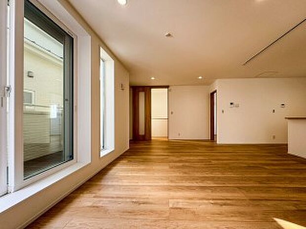 やわらかな陽射しがふりそそぎ、ゆったりした時間が流れる室内。