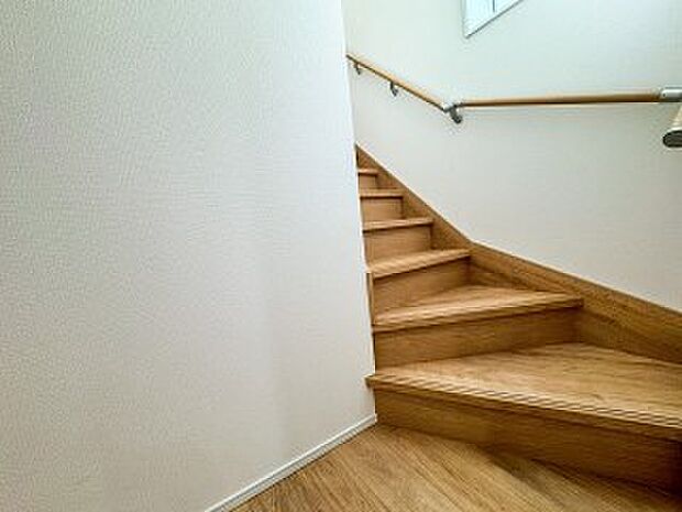 パブリックゾーンとプライベートゾーン繋ぐ階段。豊かな陽光が注ぎ込み、爽やかな住空間を演出。