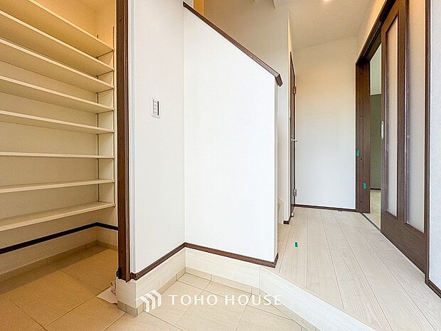 居住者の帰り、訪れる方を優しく迎えてくれる玄関です。