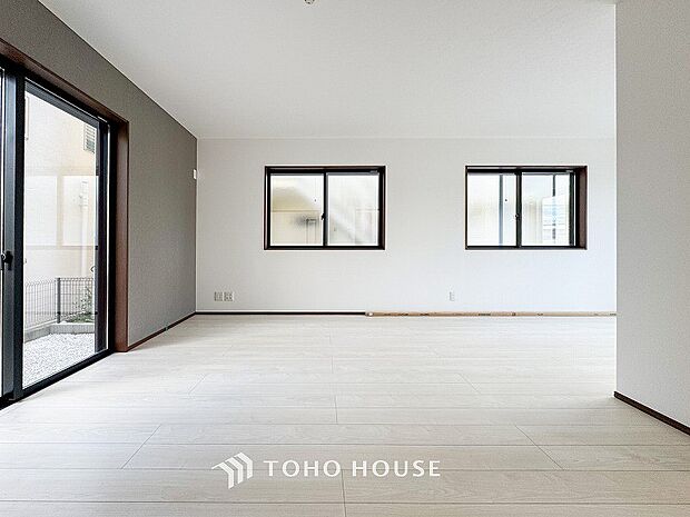 やわらかな陽射しがふりそそぎ、室内に開放感と爽快感をもたらします。