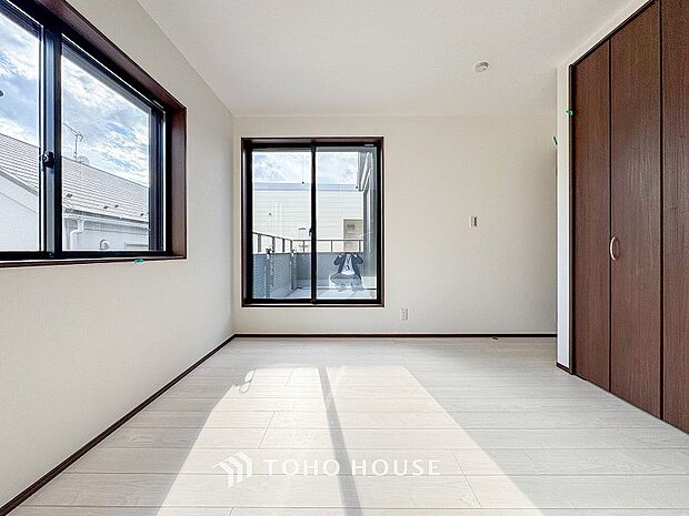 一日の疲れをいやしてくれる寝室。大きな窓からたっぷりと陽光が注がれる明るい空間。