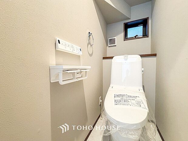 トイレはシンプルにホワイトで統一した温水洗浄付です。