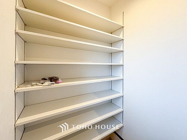 シューズクロークも完備でご家族のたくさんの靴もしっかり収納できます。