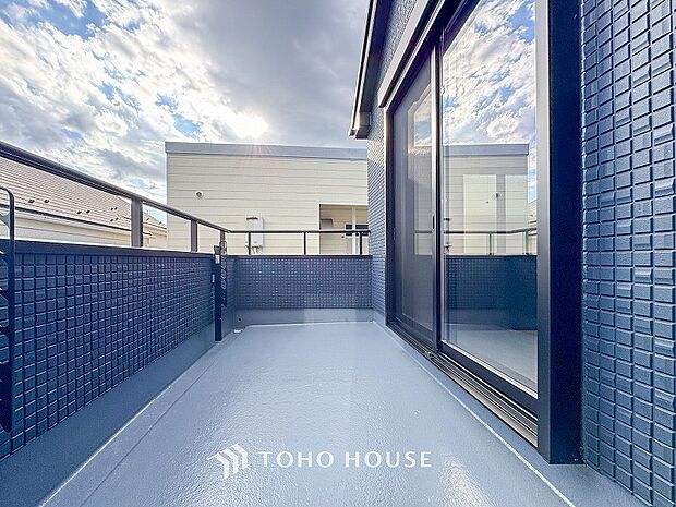 心地よい風を肌で感じることのできるバルコニー。