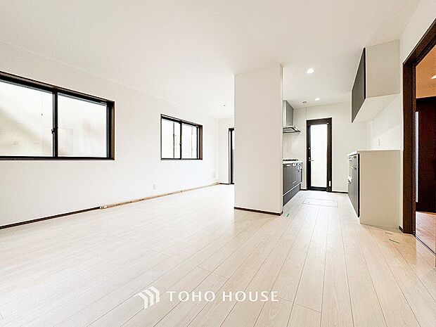 戸建てならではのリビング。落ち着いた色調のリビングは家族団欒の憩いの場所です。