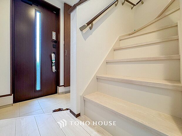 階段にはお子様やお年寄りに安心な手すりをご用意。